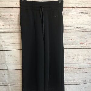 Nike black Capri with bottom snaps dri-fit